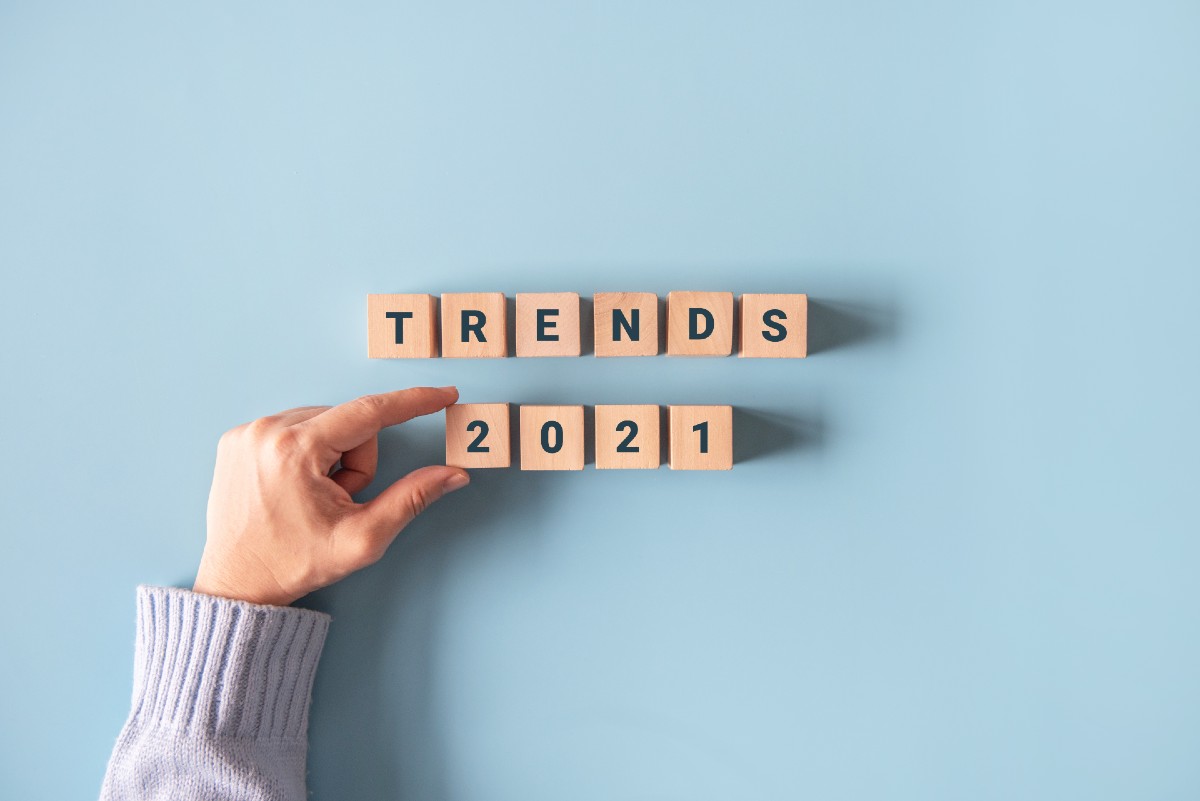 Blocchi di legno con scritto "2021 trends" - 9 tendenze social media 2021 - The Brick House