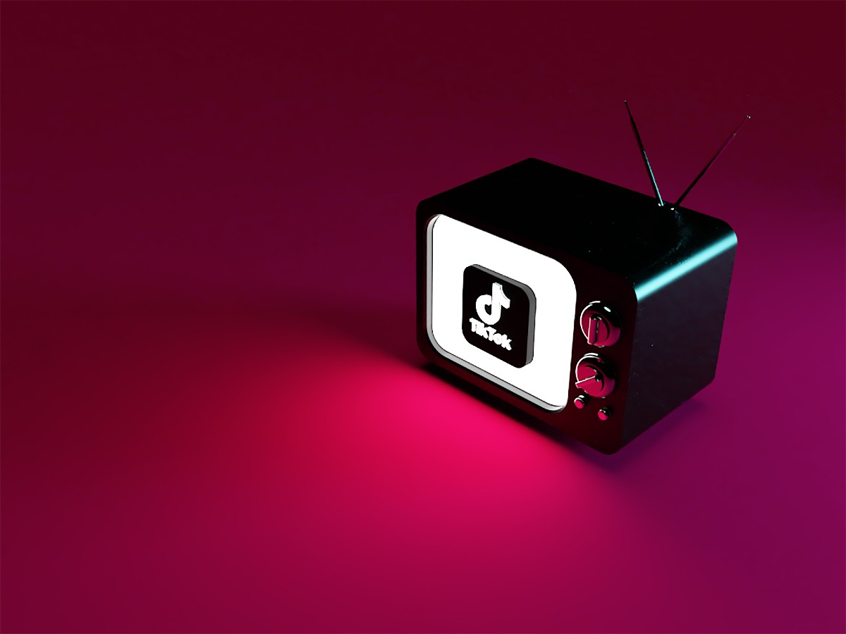 Logo di TikTok 3d su televisore - accordo tiktok sony: maggiore opportunità di engagement per le aziende - The Brick House