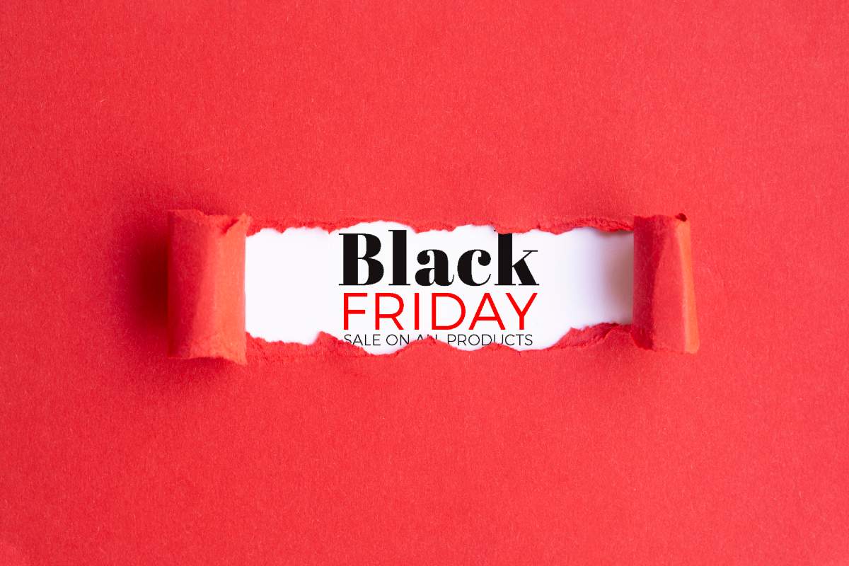 Sfondo rosso con scritta Black Friday - Black Friday 2020 e PMI: ecommerce come un'opportunità - The Brick House